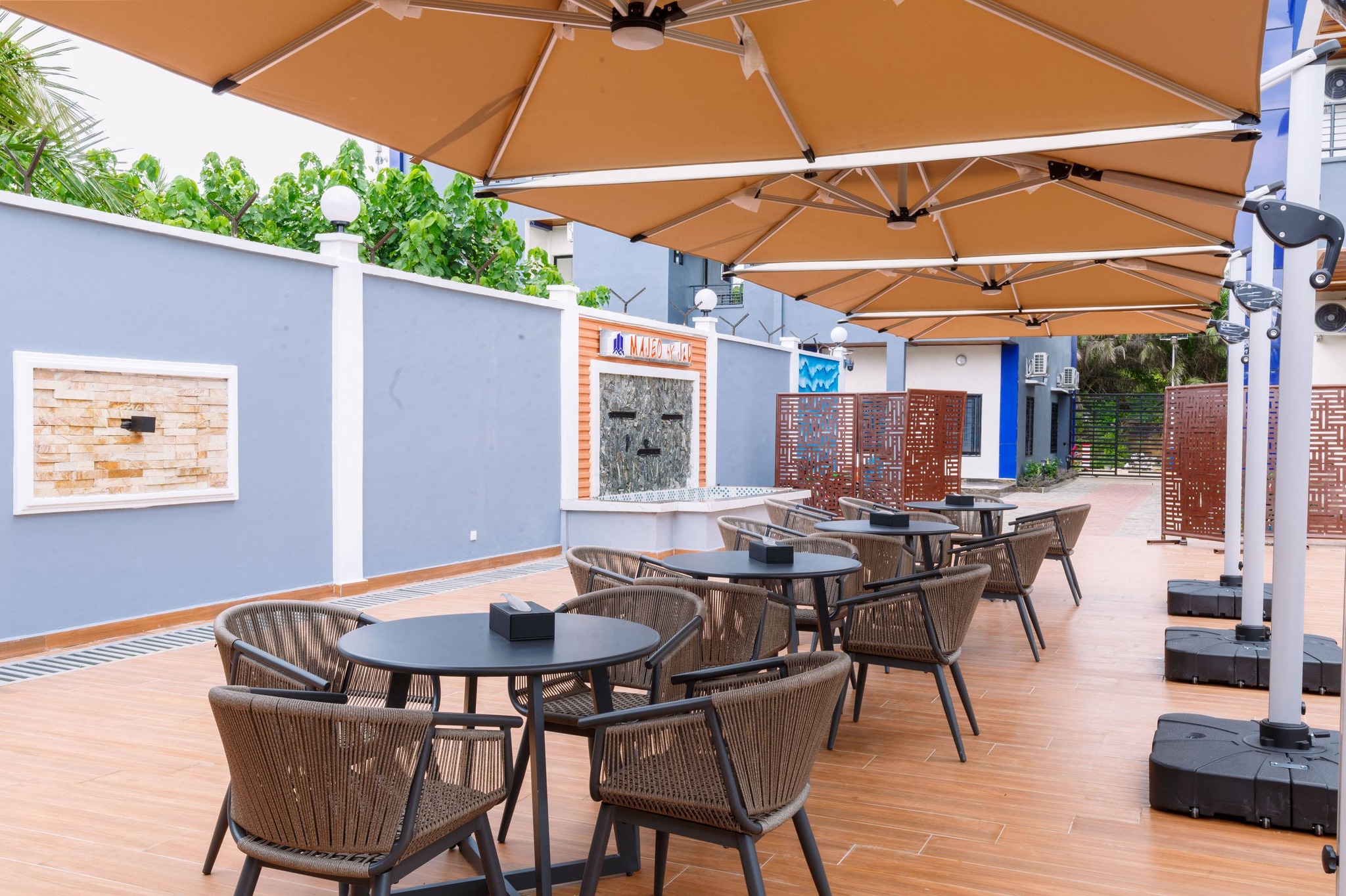Restaurant & Bar